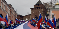 В День народного единства 600 нижегородцев развернули у стен Кремля 100-метровый российский триколор - Газета Районный вестник